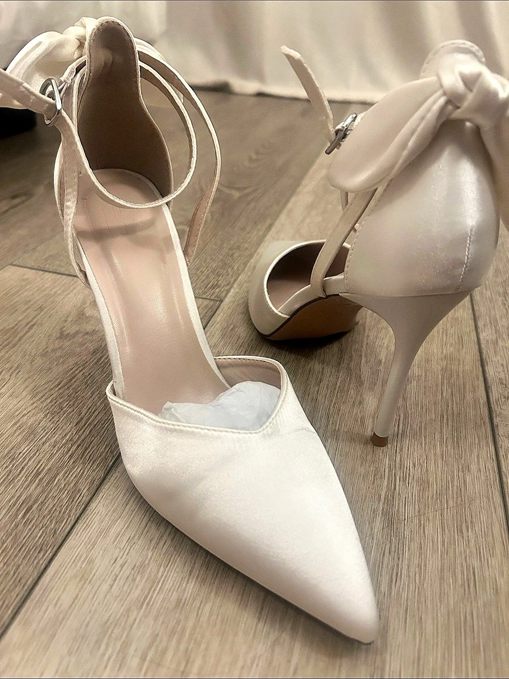 Pointed Toe Bow Heels in White